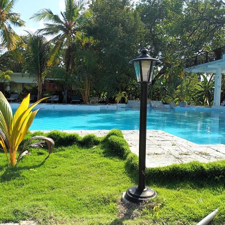 Lucky Beach Resort Trincomalee Buitenkant foto