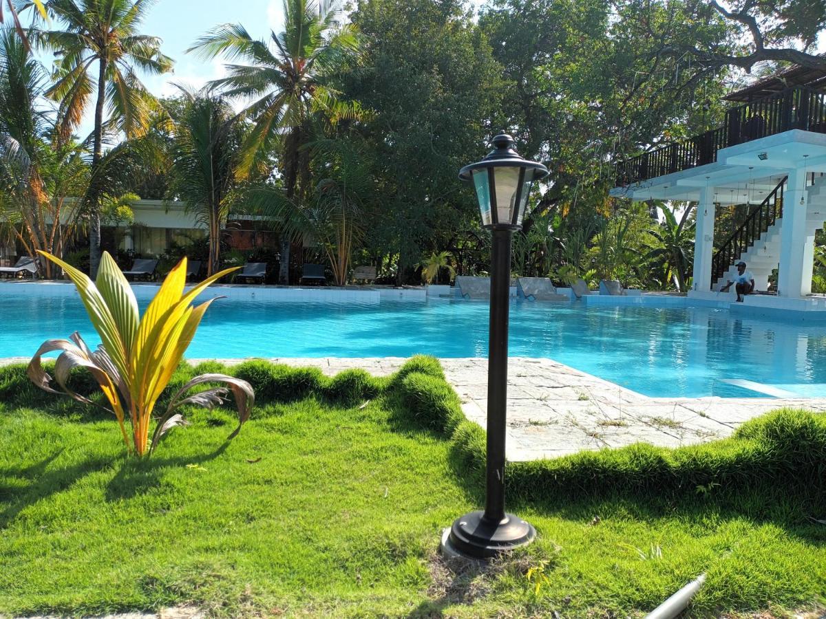 Lucky Beach Resort Trincomalee Buitenkant foto