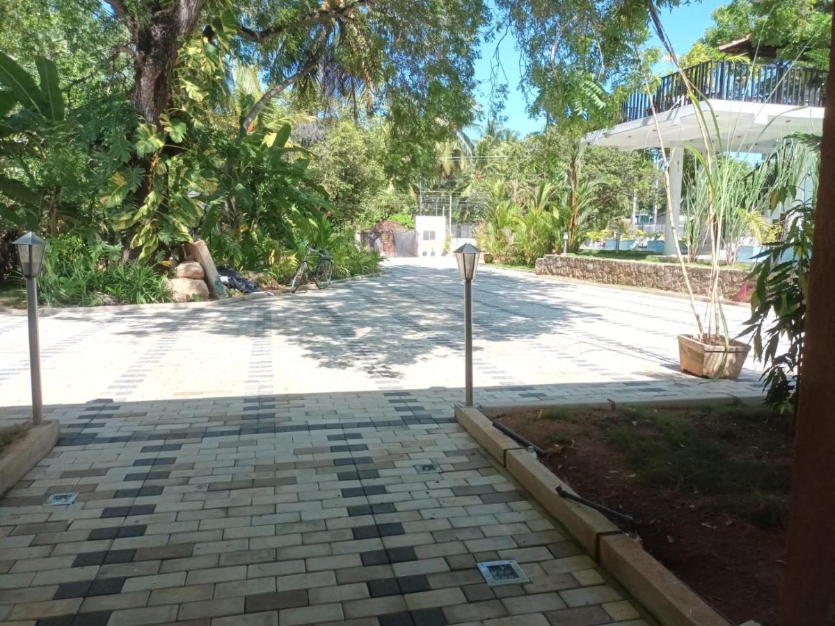 Lucky Beach Resort Trincomalee Buitenkant foto