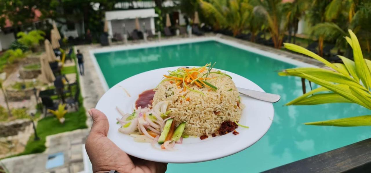 Lucky Beach Resort Trincomalee Buitenkant foto
