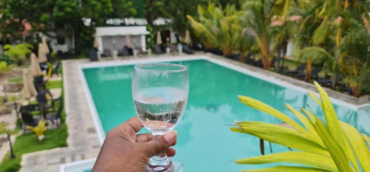 Lucky Beach Resort Trincomalee Buitenkant foto