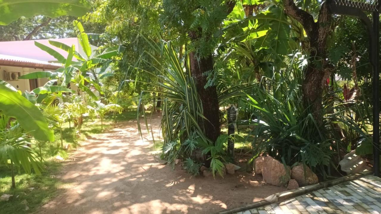 Lucky Beach Resort Trincomalee Buitenkant foto