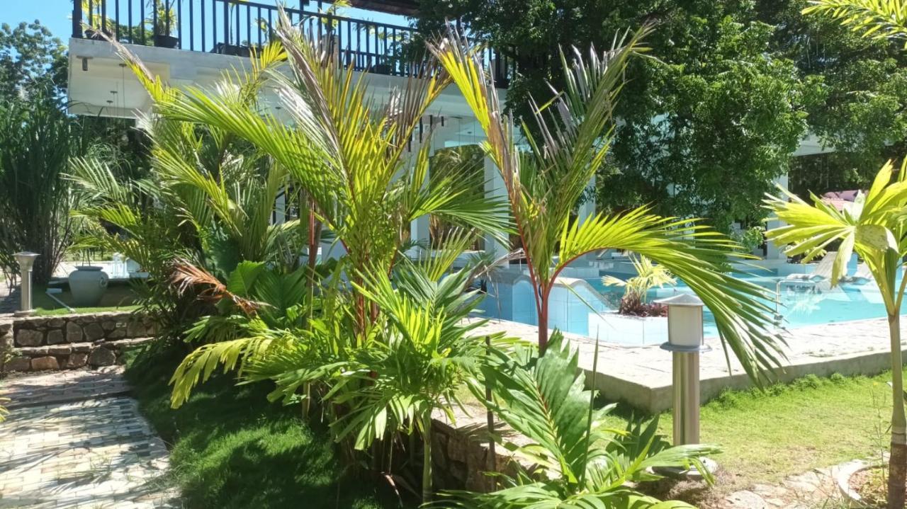 Lucky Beach Resort Trincomalee Buitenkant foto