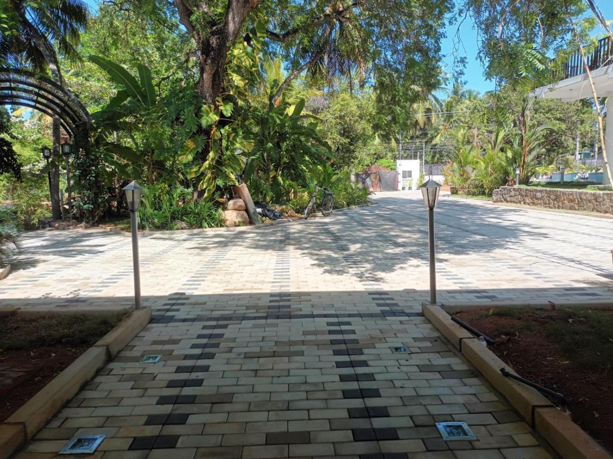 Lucky Beach Resort Trincomalee Buitenkant foto