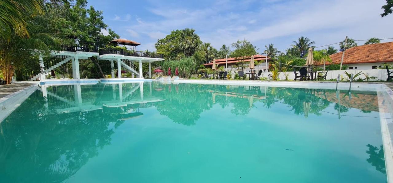 Lucky Beach Resort Trincomalee Buitenkant foto