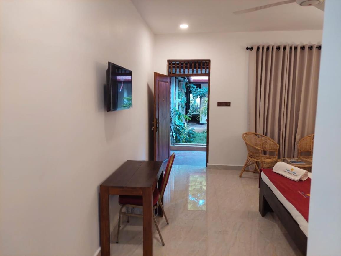 Lucky Beach Resort Trincomalee Buitenkant foto